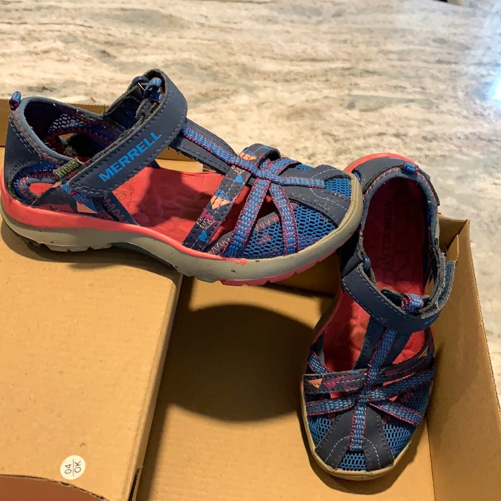 Girls Merrell closed toe sandal